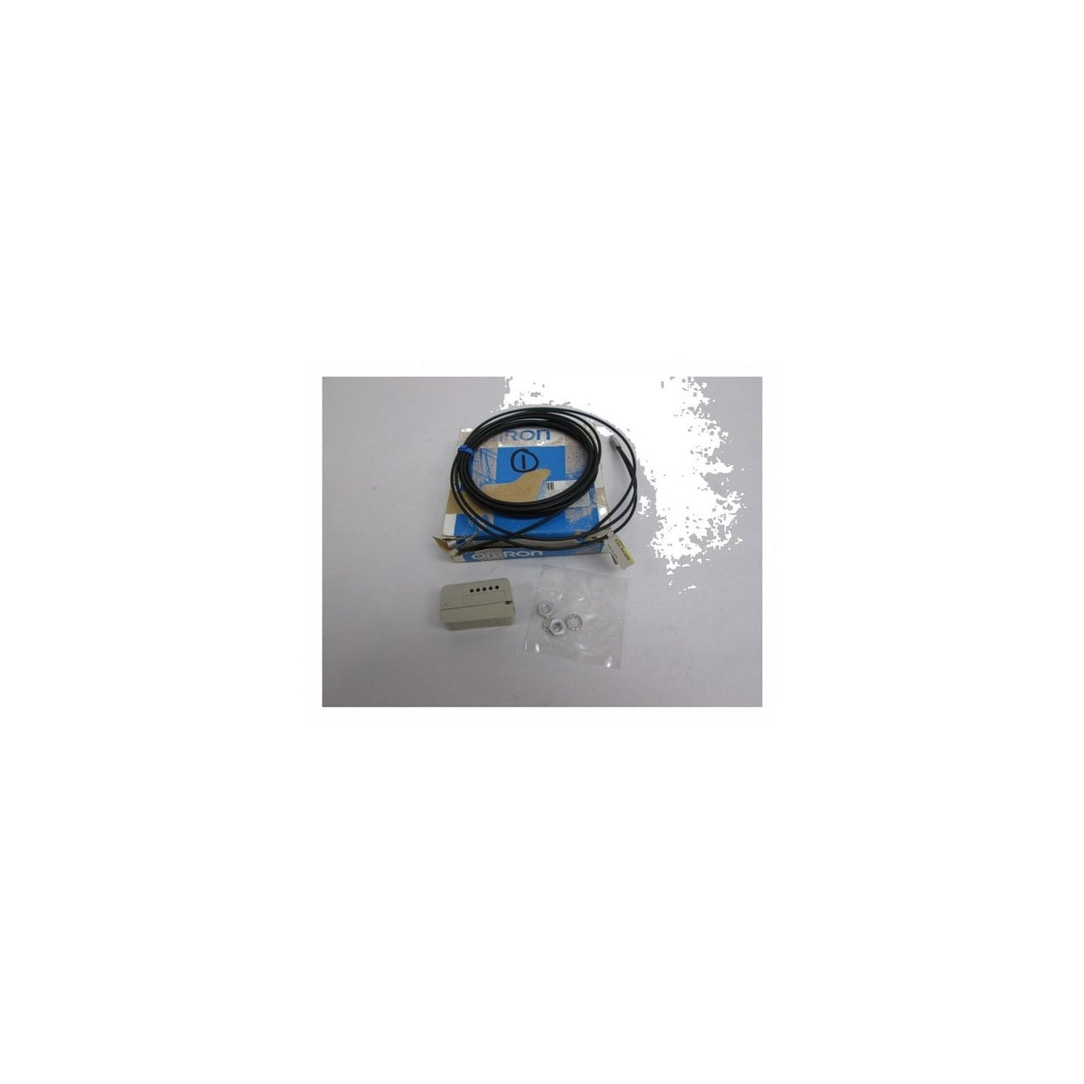 E32-DC200 fiber optic sensor head with coiled fibers, packaging and accessories